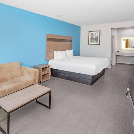 Baymont By Wyndham Freeport Texas Hotel Екстериор снимка