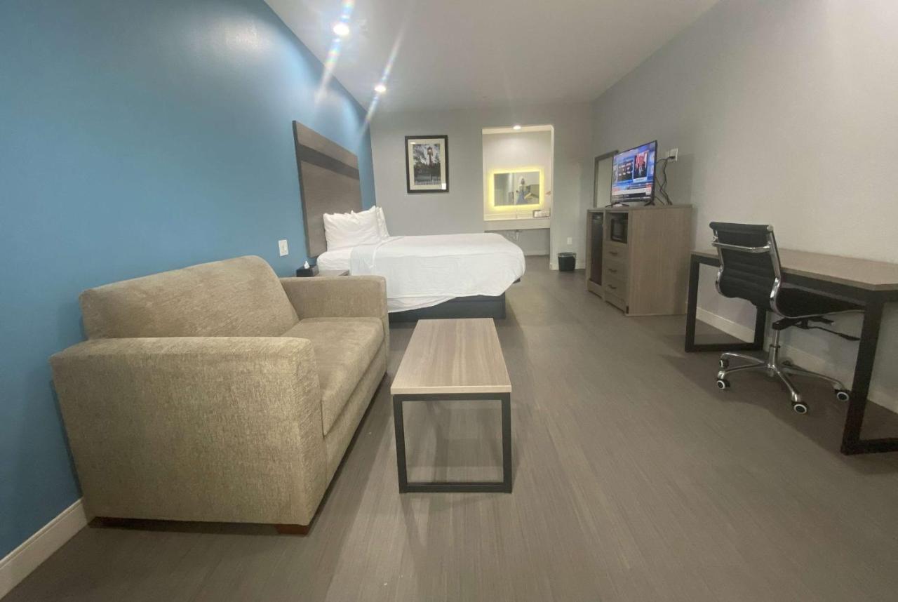 Baymont By Wyndham Freeport Texas Hotel Екстериор снимка