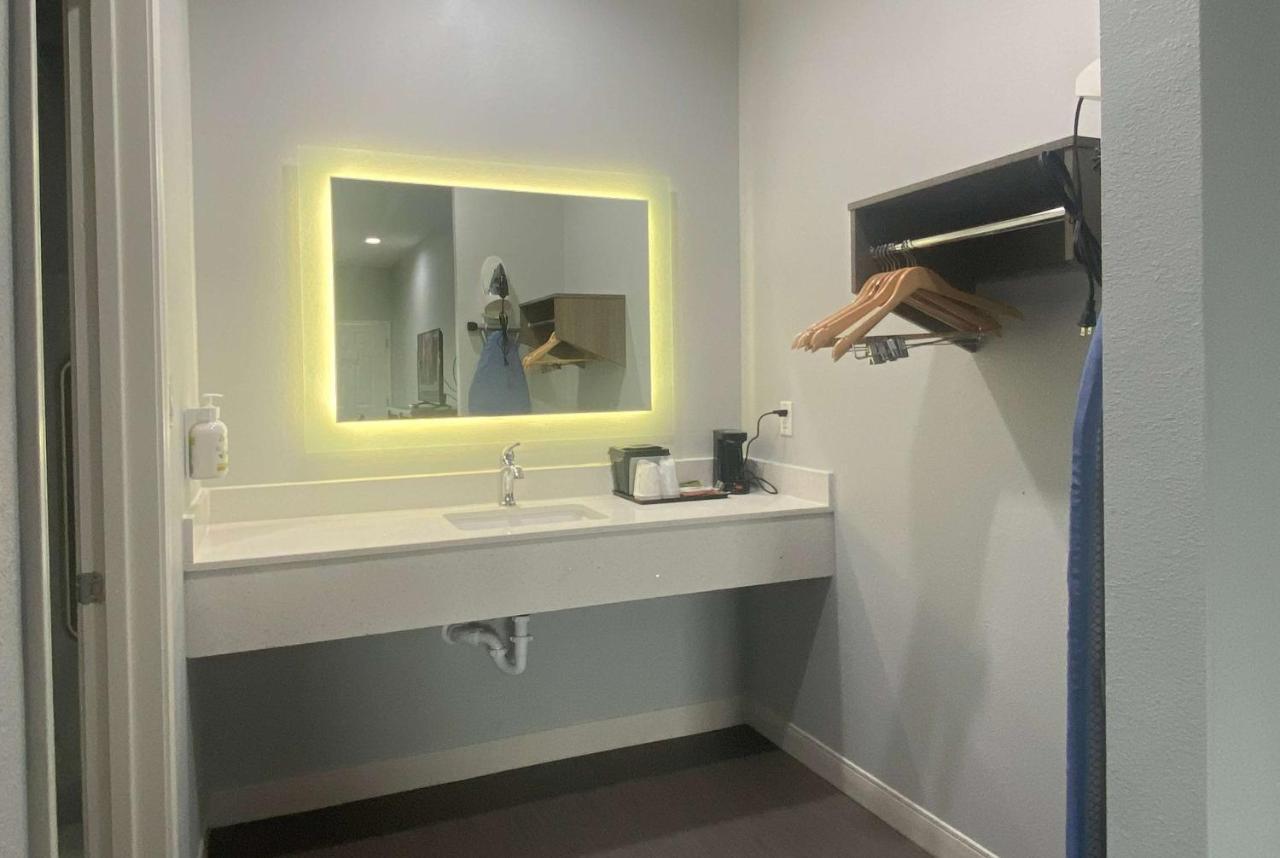 Baymont By Wyndham Freeport Texas Hotel Екстериор снимка