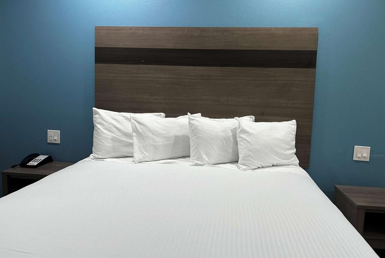 Baymont By Wyndham Freeport Texas Hotel Екстериор снимка