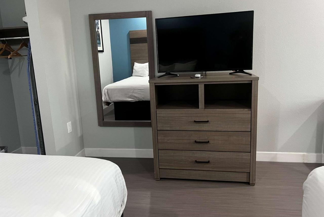Baymont By Wyndham Freeport Texas Hotel Екстериор снимка