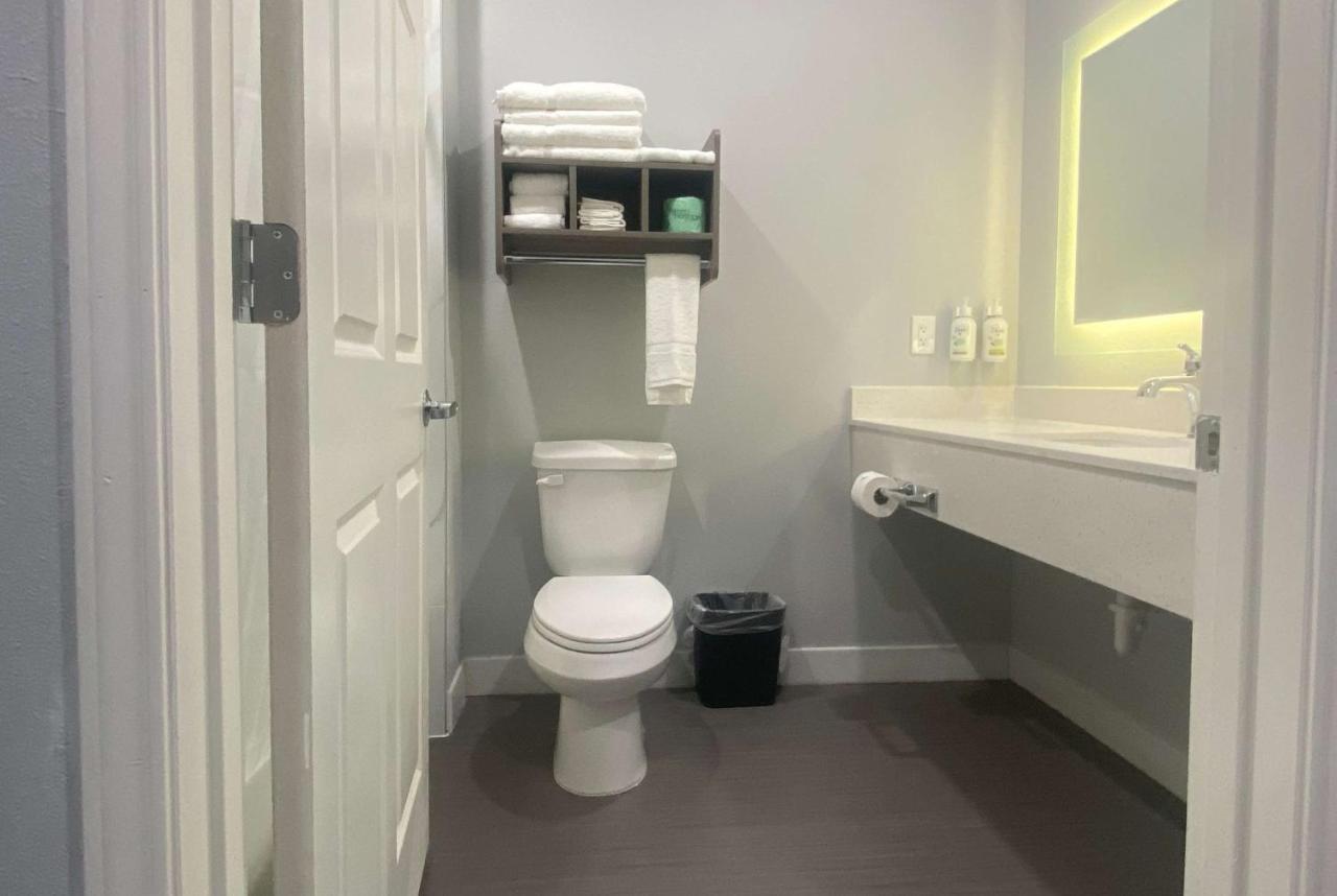 Baymont By Wyndham Freeport Texas Hotel Екстериор снимка