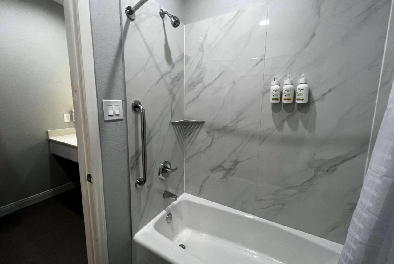 Baymont By Wyndham Freeport Texas Hotel Екстериор снимка