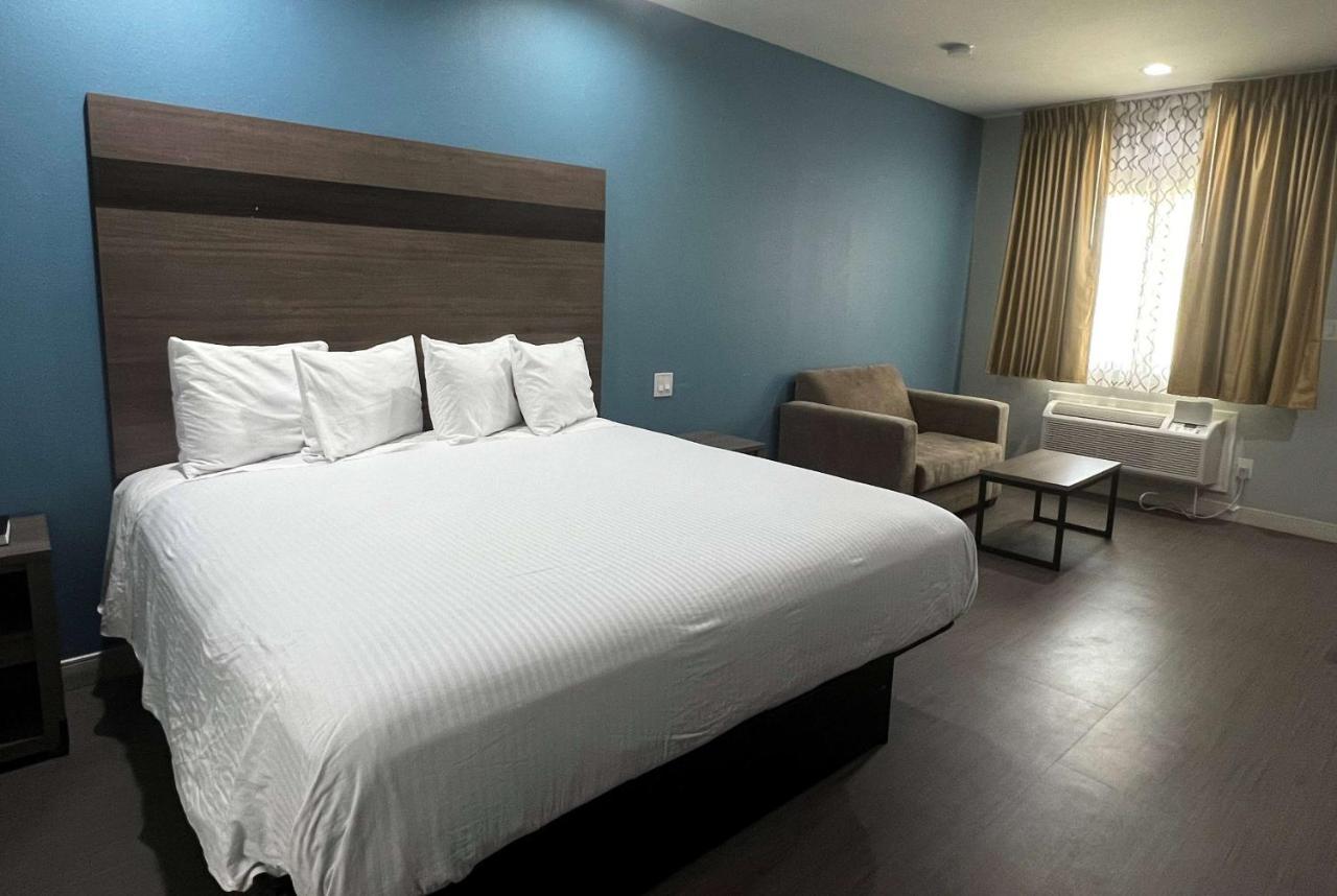 Baymont By Wyndham Freeport Texas Hotel Екстериор снимка