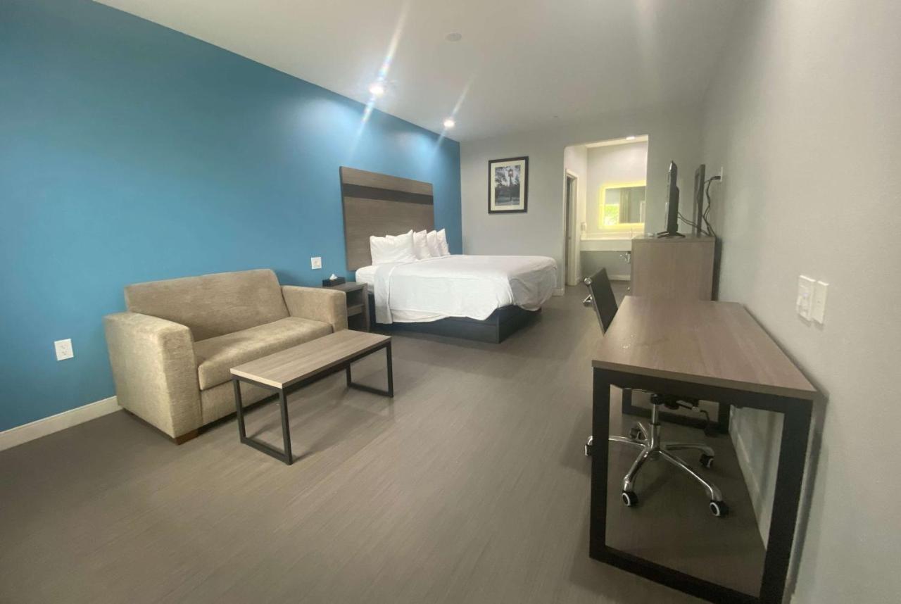 Baymont By Wyndham Freeport Texas Hotel Екстериор снимка
