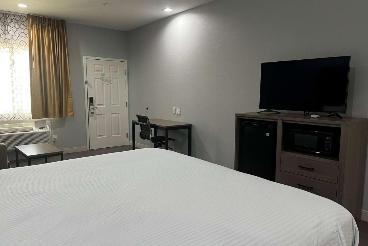 Baymont By Wyndham Freeport Texas Hotel Екстериор снимка