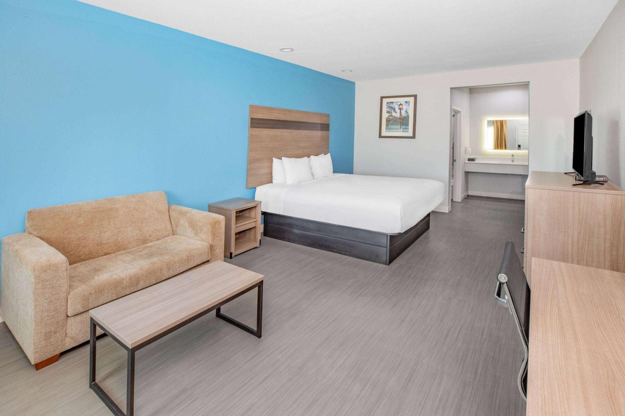 Baymont By Wyndham Freeport Texas Hotel Екстериор снимка
