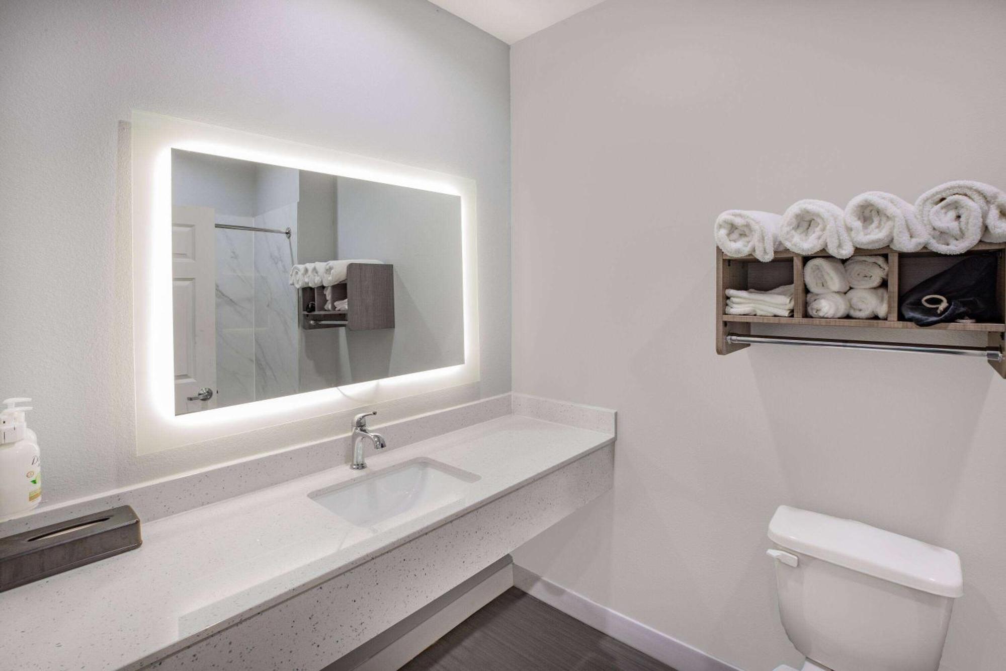 Baymont By Wyndham Freeport Texas Hotel Екстериор снимка
