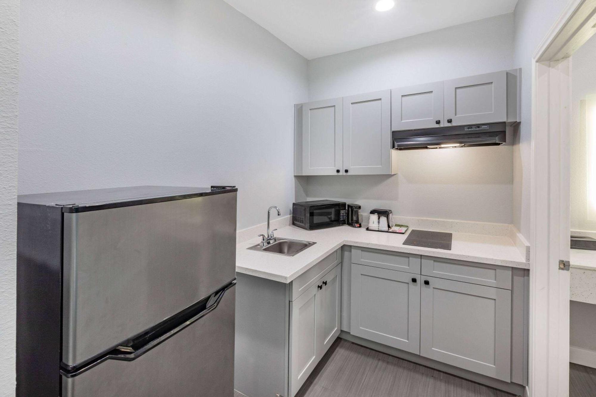 Baymont By Wyndham Freeport Texas Hotel Екстериор снимка