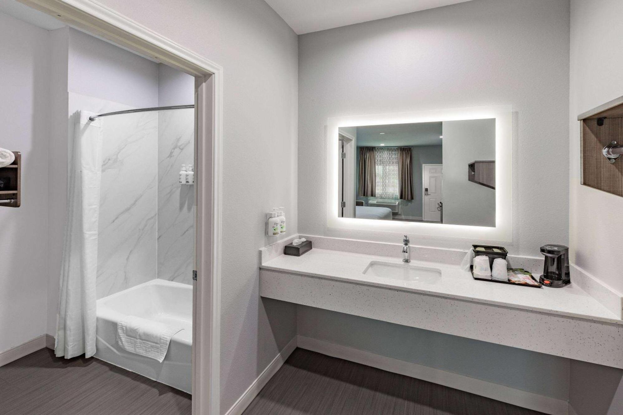 Baymont By Wyndham Freeport Texas Hotel Екстериор снимка