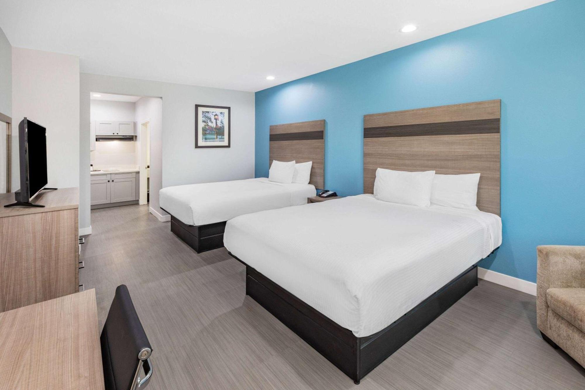 Baymont By Wyndham Freeport Texas Hotel Екстериор снимка
