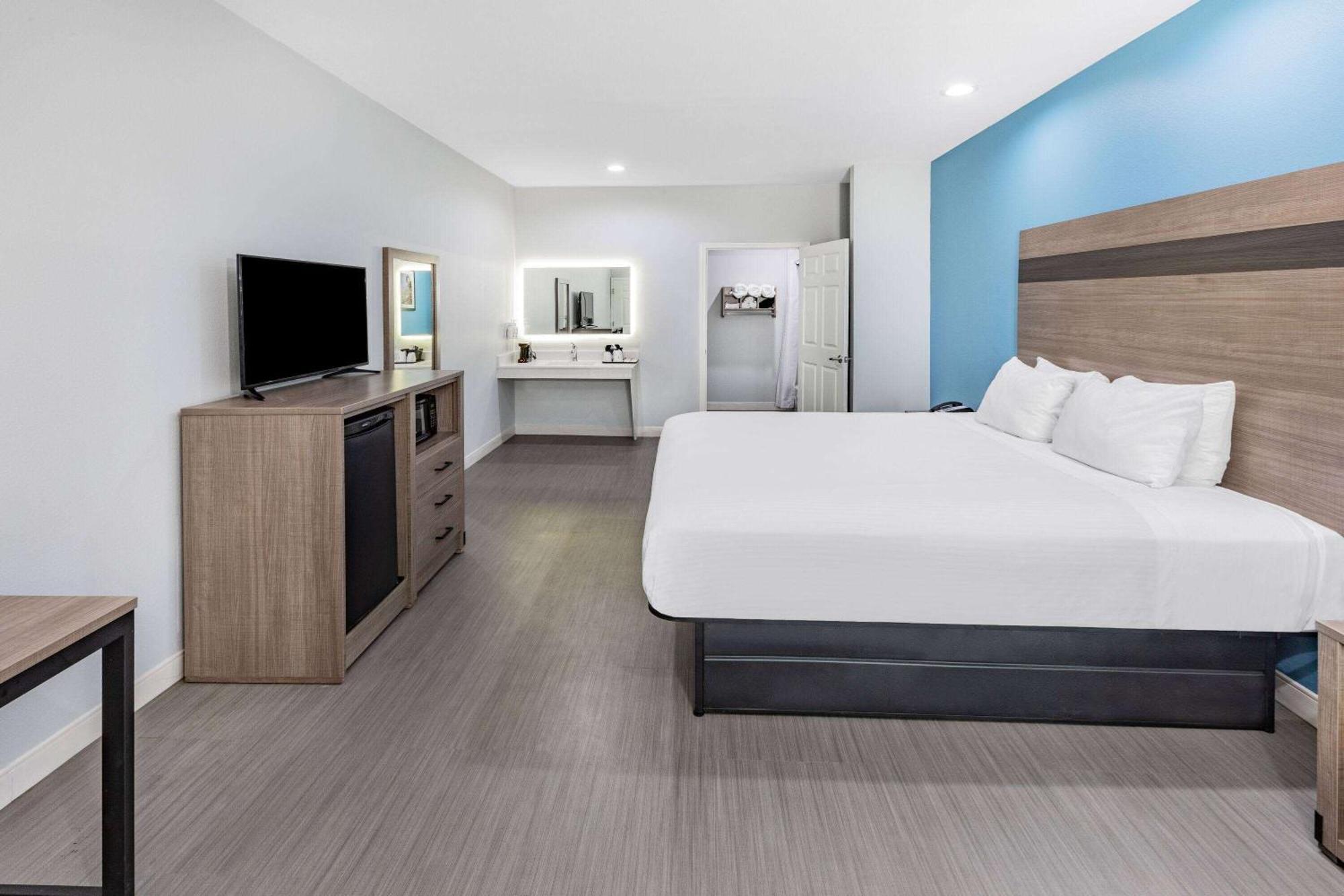 Baymont By Wyndham Freeport Texas Hotel Екстериор снимка