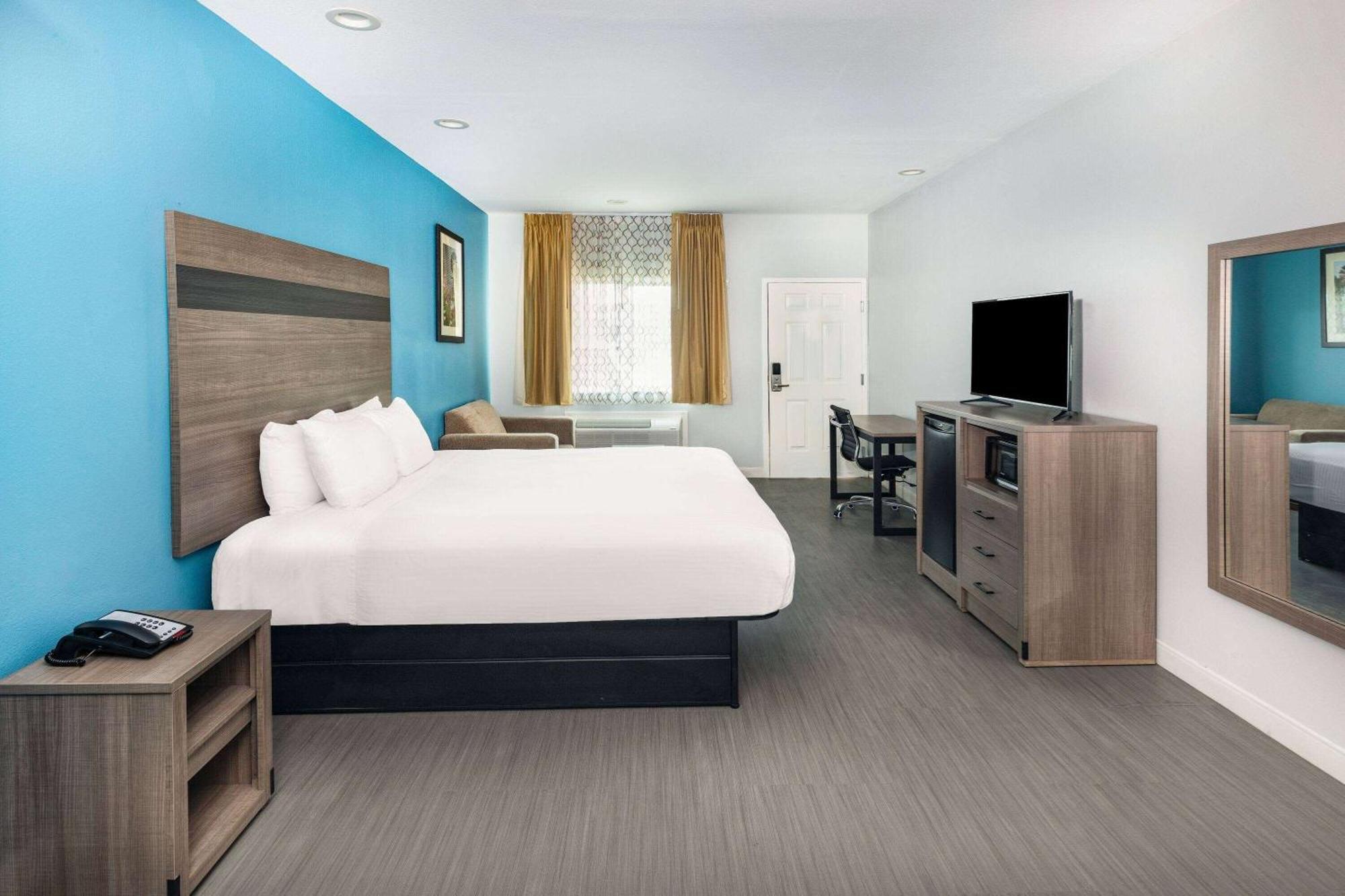 Baymont By Wyndham Freeport Texas Hotel Екстериор снимка